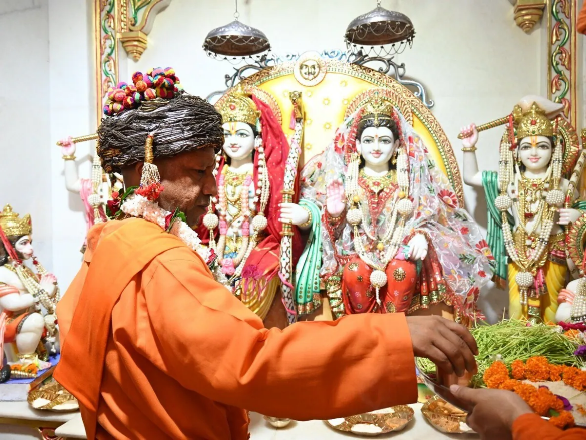 विजयादशमी पर गोरखनाथ मंदिर में योगी ने की पूजा-अर्चना