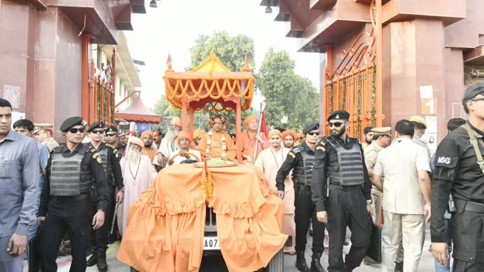 योगी के नेतृत्व में गोरखनाथ मंदिर से निकली पारंपरिक विजयादशमी शोभायात्रा