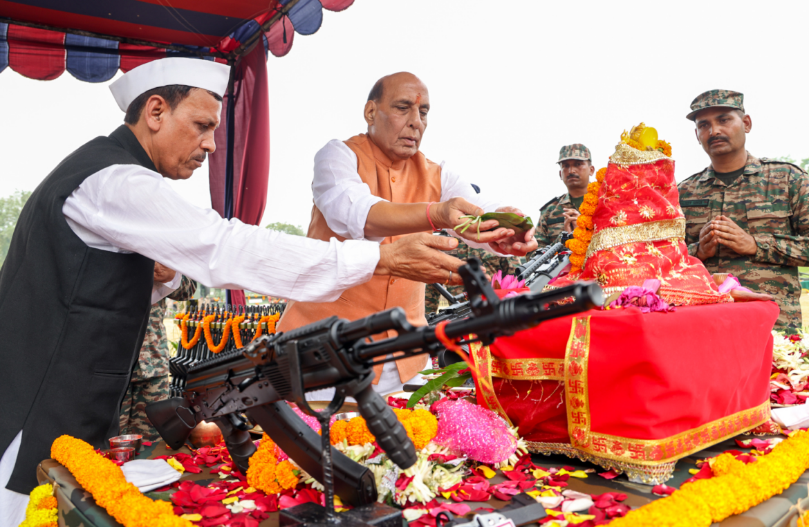 राजनाथ ने दशहरा के अवसर पर पारंपरिक शस्त्र पूजा की