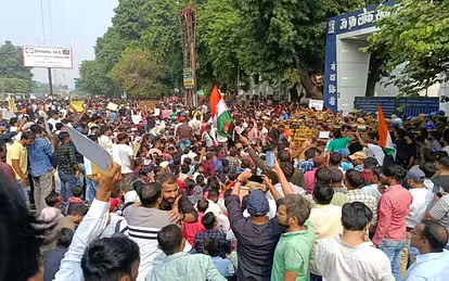प्रयागराज में छात्रों का प्रदर्शन जारी