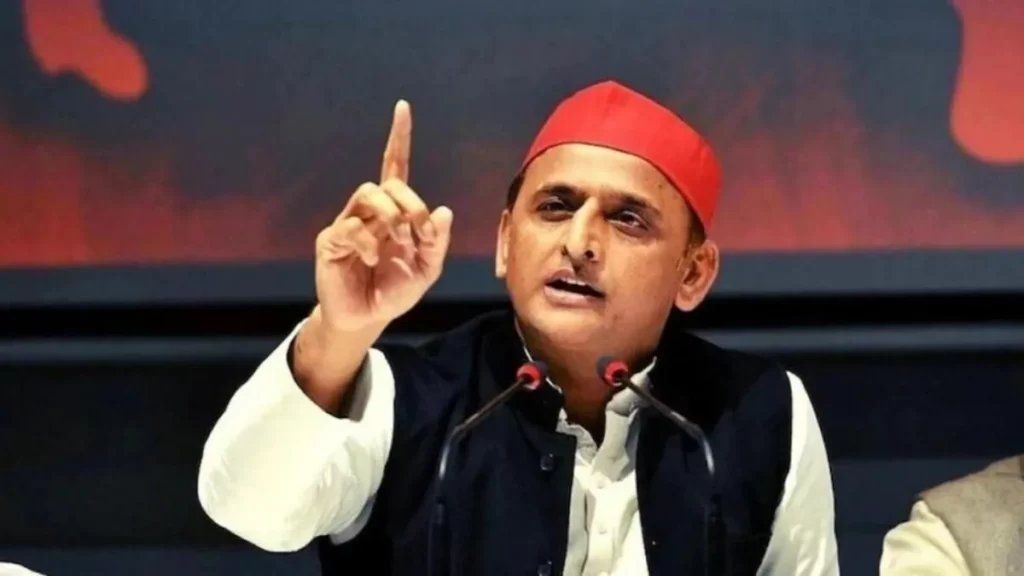 गरीब और स्कूली छात्रों के प्रति संवेदनहीन है योगी सरकार: अखिलेश