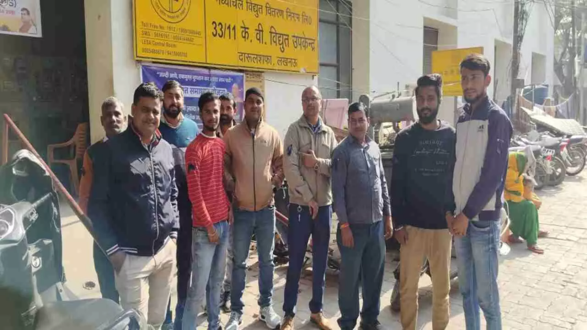 निजीकरण के विरोध में बिजली कर्मचारियों बांधी काली पट्टियां