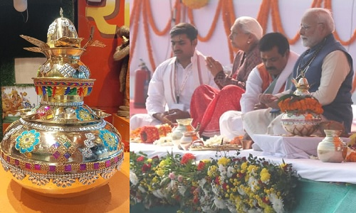 मोदी ने संगम नोज में कुम्भ कलश का किया कुम्भाभिषेक