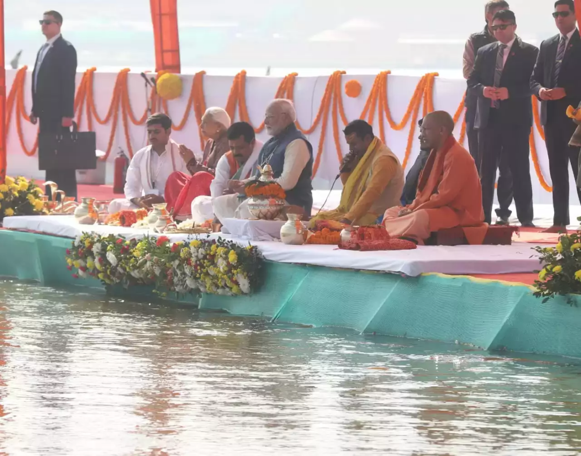 वैदिक मंत्रों के बीच मोदी ने किया संगम अभिषेक