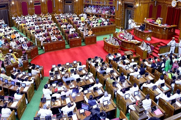 विपक्ष के हंगामे के चलते विधानसभा की कार्यवाही दोपहर 12 बजे तक स्थगित