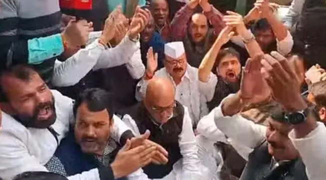 कांग्रेसी नेताओं ने किया संभल जाने का प्रयास,रोके गये