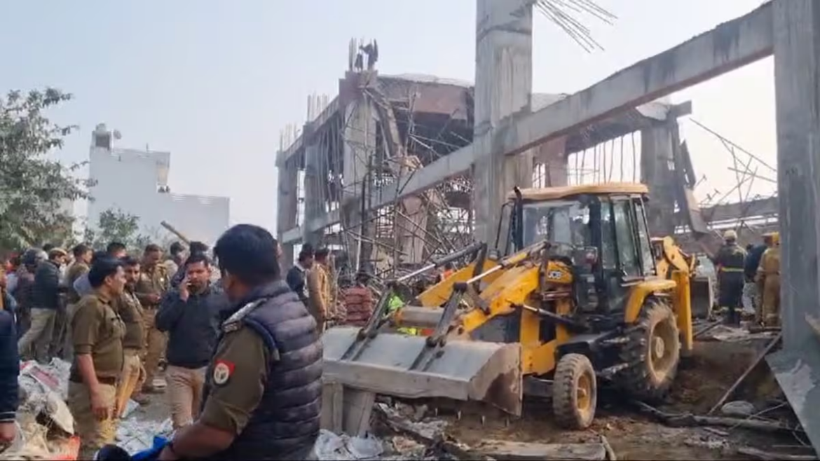 कन्नौज रेलवे स्टेशन पर निर्माणाधीन भवन का लेंटर गिरा,कई घायल