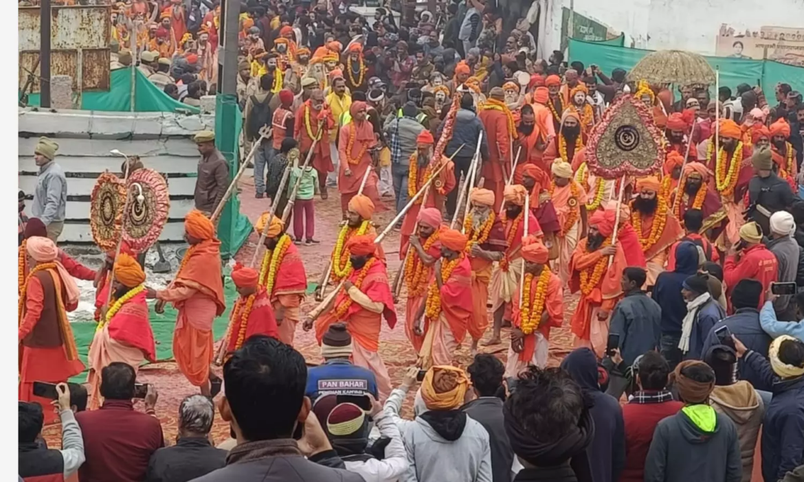 महाकुम्भ के छावनी क्षेत्र में हुआ श्री पंचायती अखाड़ा महा निर्वाणी का भव्य प्रवेश