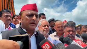 वक्फ की जमीन पर कब्जा करना चाहती है भाजपा: अखिलेश