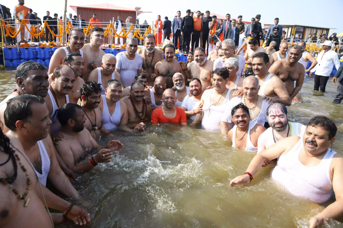 योगी ने मंत्रियों संग त्रिवेणी में किया अमृत स्नान