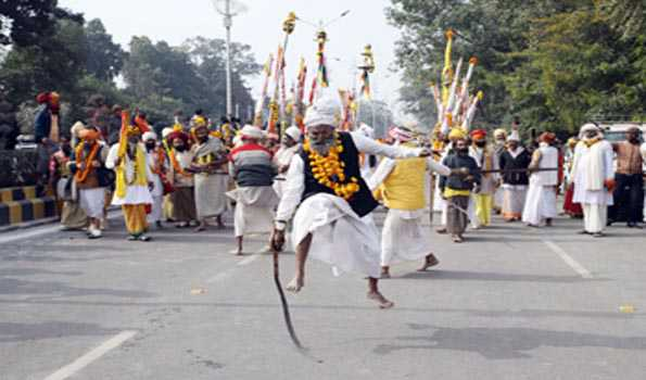 शैव अखाड़ों के बाद वैष्णव अखाड़ों का कुम्भ क्षेत्र में हुआ भव्य प्रवेश