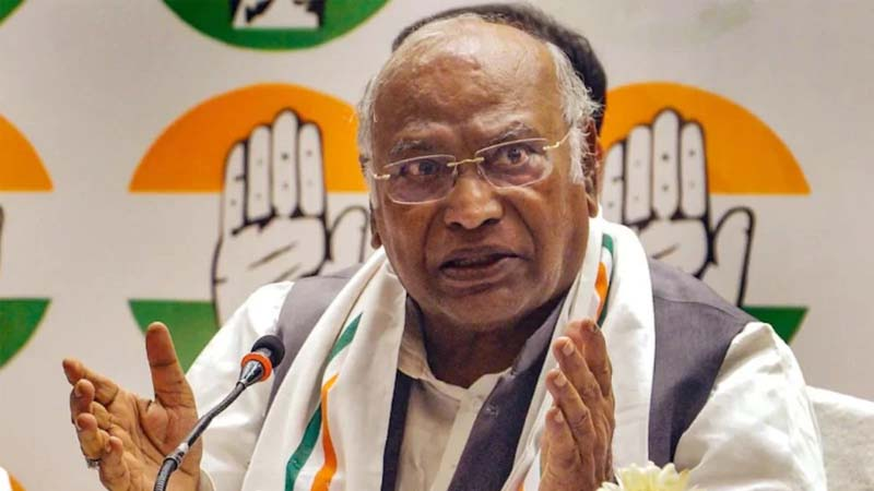 कच्चे तेल की कीमतों में कमी आने के बावजूद जनता को राहत नहीं दे रही है मोदी सरकार : खरगे
