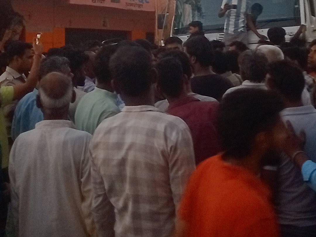 अमरोहा में बेकाबू ट्रक मंदिर में घुसा, रामायण पाठ कर रहे तीन श्रद्धालुओं की मौत