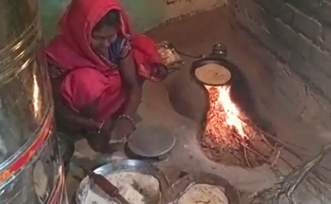 रसोई गैस की किल्लत ने अंगीठी को दिया किचेन में प्रवेश का मौका