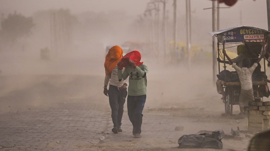 यूपी के 46 जिलों में आंधी-तूफान का अलर्ट, 14 जिलों में भारी बारिश की चेतावनी