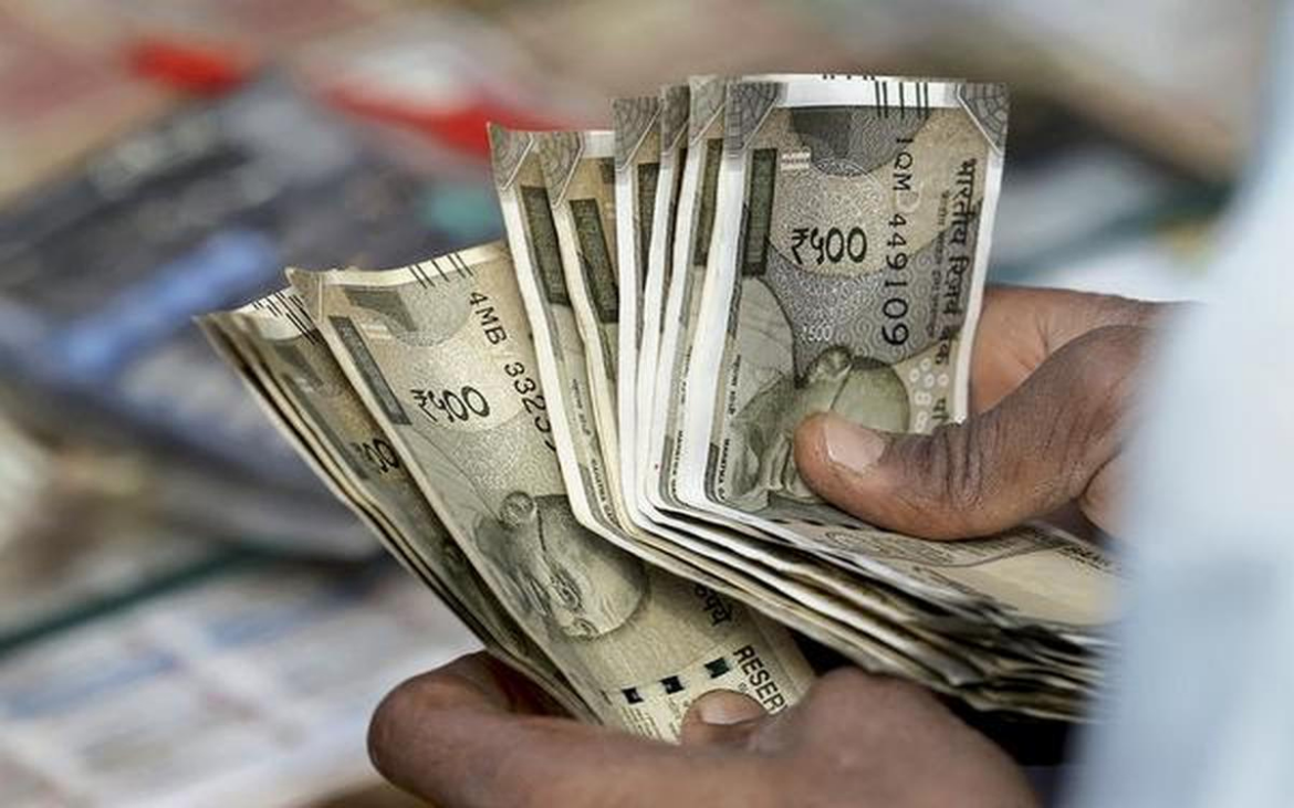 ऐतिहासिक निचले स्तर से उबरा रुपया, 49 पैसे मजबूत