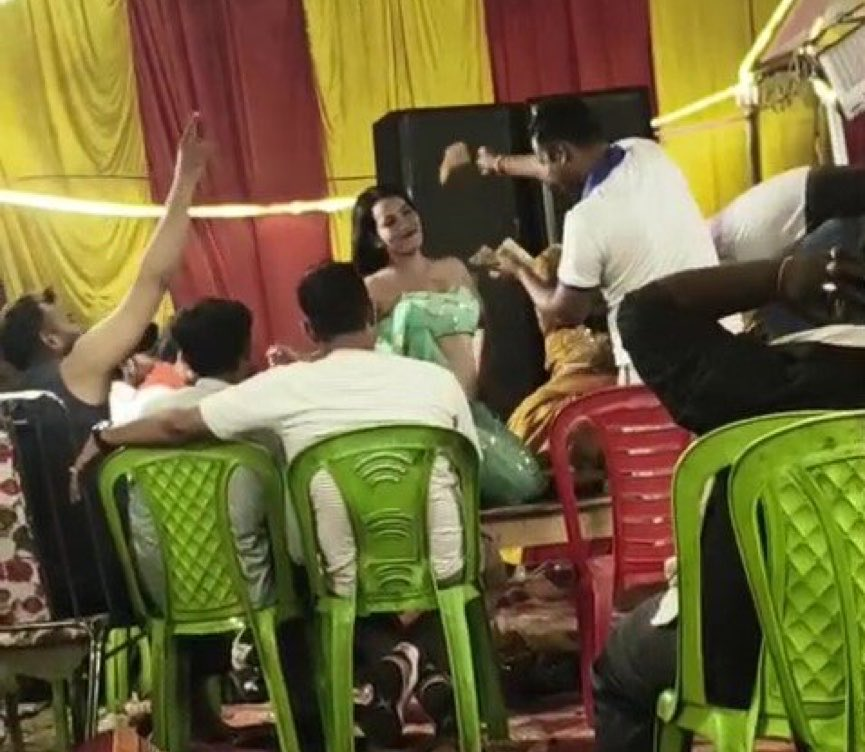जालौन में नर्तकियों पर पैसे उड़ाने वाला मुख्य आरक्षी निलंबित