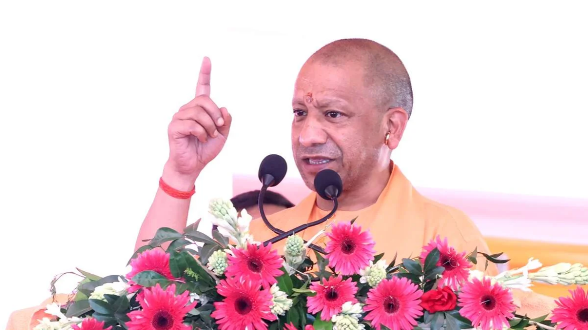 किसी ने उत्सव के रंग में भंग डाला तो वर्तमान के साथ भविष्य भी स्वाहा हो जाएगा: योगी