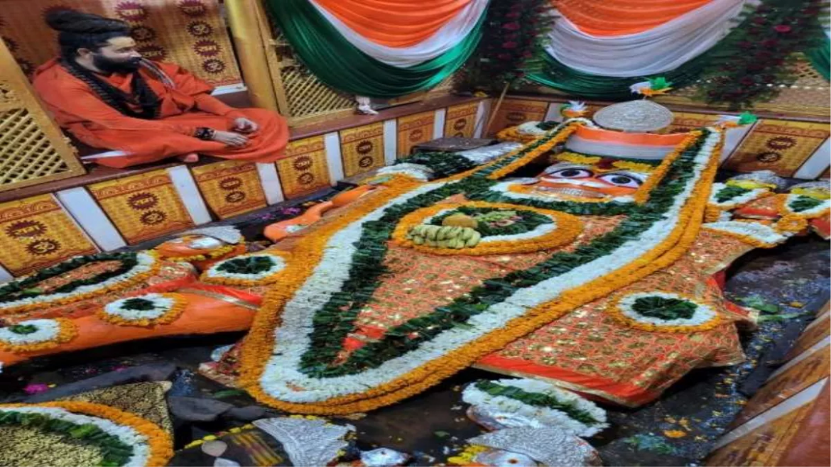 ज्येष्ठ मास के छठे मंगलवार को बड़े हनुमान जी मंदिर में श्रद्धालुओं का सैलाब