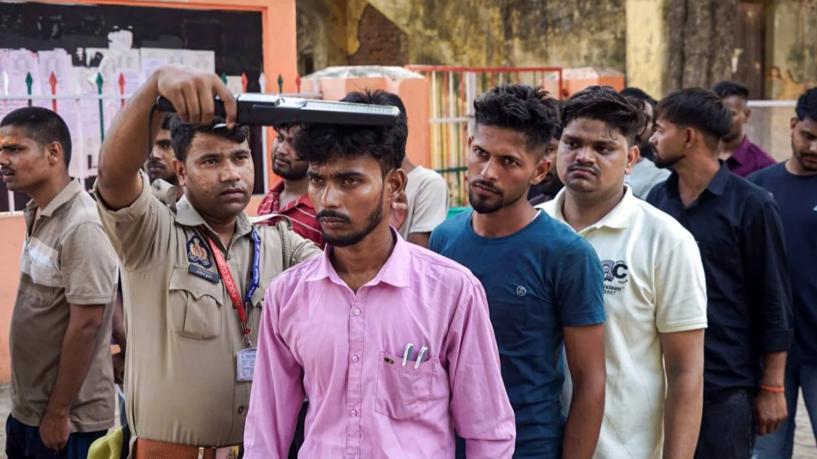 पुलिस भर्ती परीक्षा में मोबाइल के साथ पकड़ा गया ‘मुन्ना भाई’, तीन दरोगा व सात सिपाही सस्पेंड
