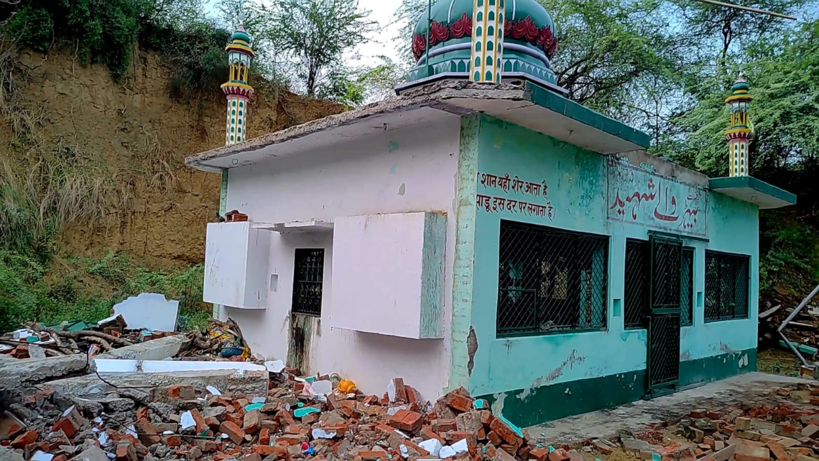 फिशर वन स्थित अवैध मजार पर चला बुलडोजर, वन विभाग ने शुरू की ध्वस्तीकरण कार्रवाई