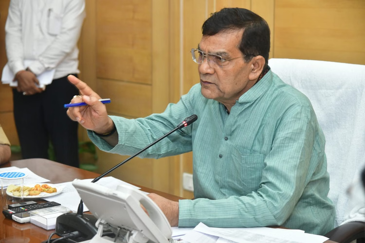 यूपीपीएल चेयरमैन पर बरसे ऊर्जा मंत्री, बिना सहमति के कैसे लिया दस प्रतिशत अधिभार का फैसला