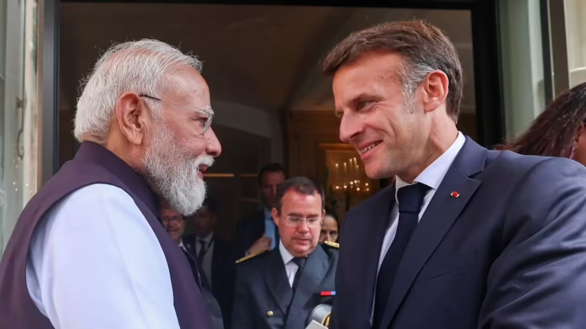 मोदी और मैक्रों ने द्विपक्षीय वार्ता में रक्षा सहयोग को अधिक सशक्त बनाने पर सहमति व्यक्त की