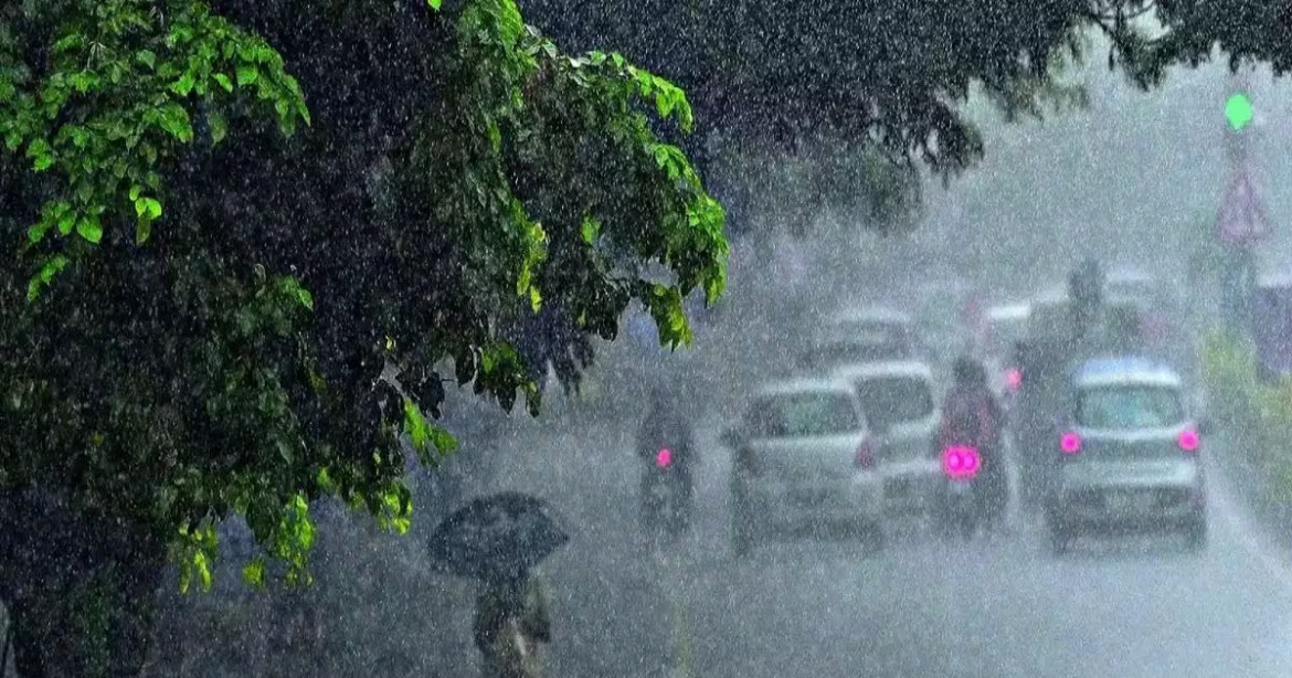पश्चिमी उत्तर प्रदेश में बारिश से मौसम खुशगवार,पूर्व में गर्मी का प्रकोप