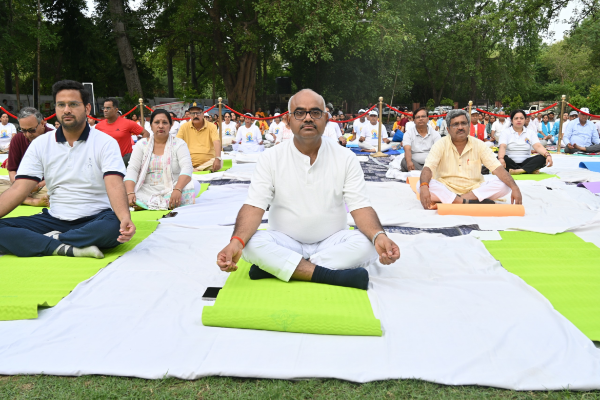 योग सप्ताह के पहले दिन नानाराव पार्क में हुआ सामूहिक योगाभ्यास, डीएम ने किया शुभारंभ