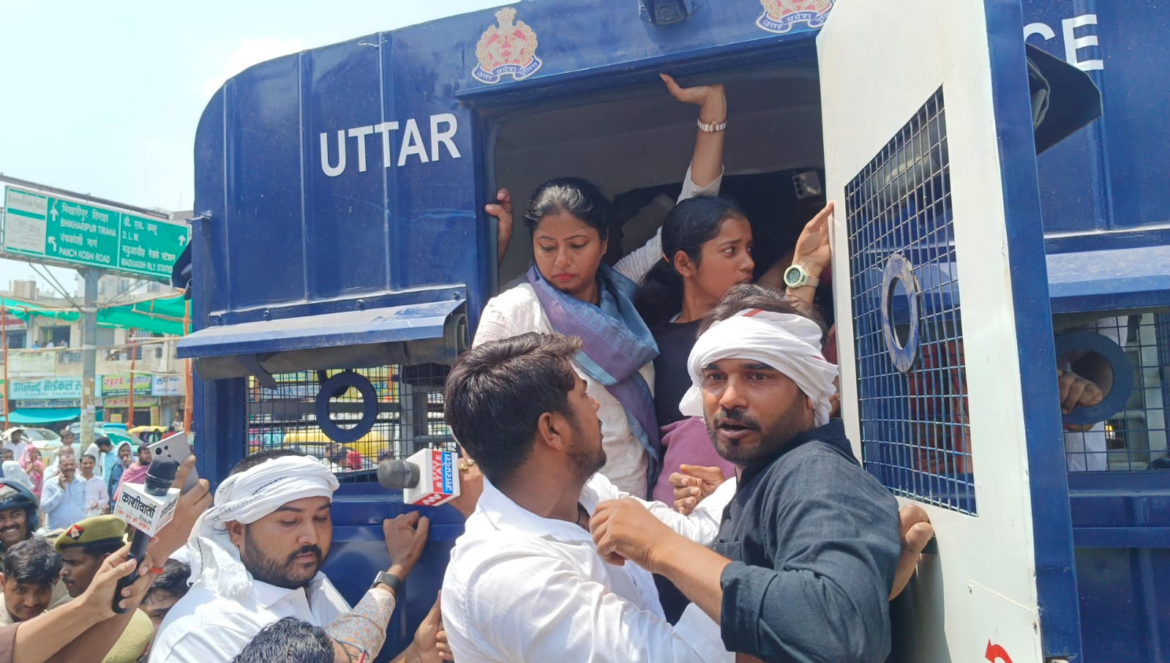 नीट पेपर लीक मामले को लेकर प्रदर्शन करने पहुंचीं विधायक पल्लवी पटेल गिरफ्तार