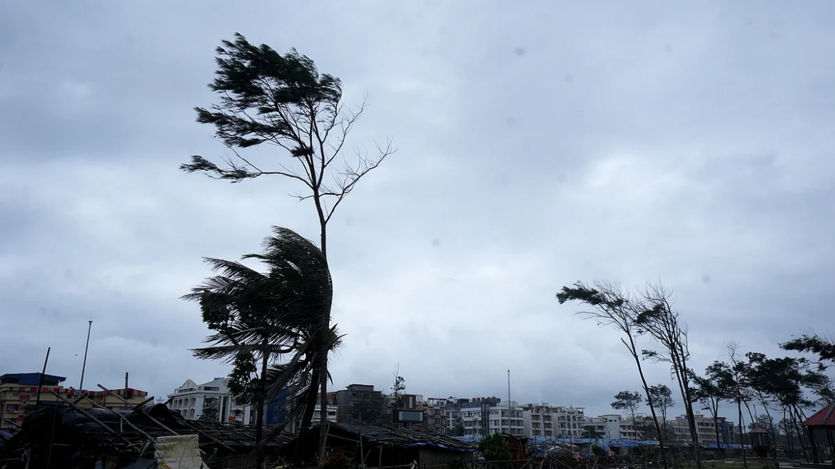 उत्तर प्रदेश में आंधी तूफान का दौर जारी, पूर्वी व मध्य क्षेत्र में ओलावृष्टि का अलर्ट