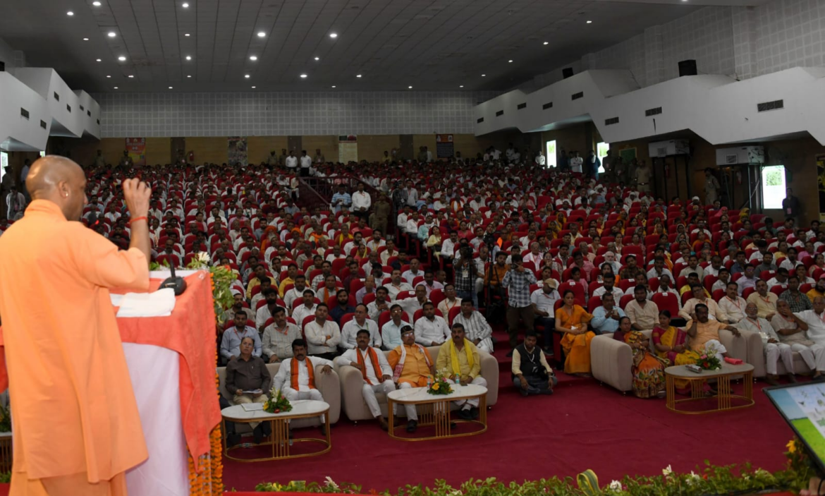 प्राकृतिक खेती किसानों की आय बढ़ाने और स्वस्थ समाज के निर्माण का प्रभावी माध्यम : योगी
