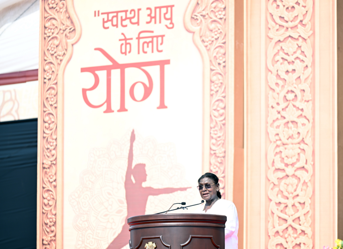 योग अपनाकर स्वस्थ परिवार और स्वस्थ राष्ट्र के निर्माण में योगदान दें देशवासी: मुर्मु