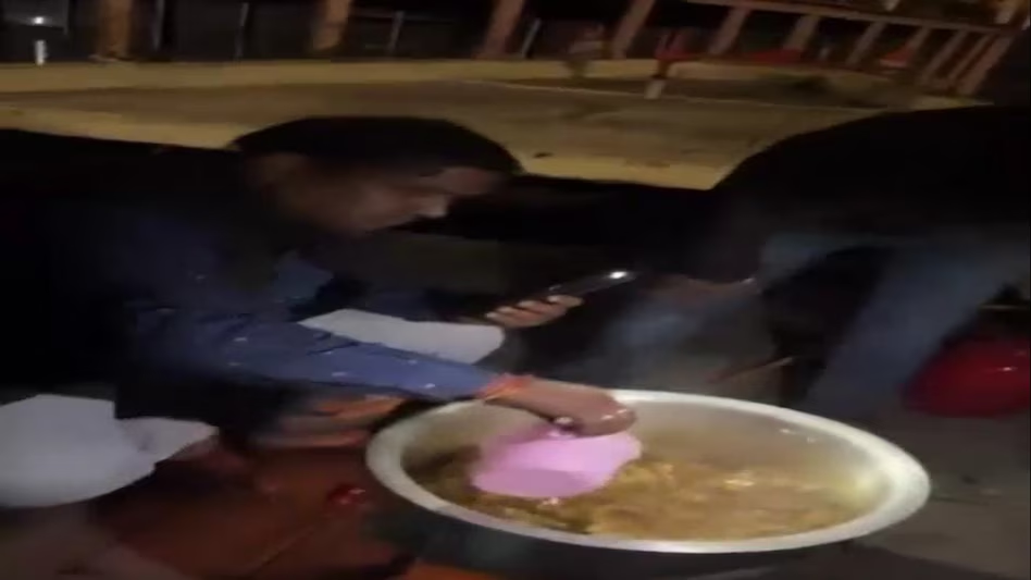 गंगा में नाव पर चिकन पार्टी का वीडियो वायरल, पांच गिरफ्तार