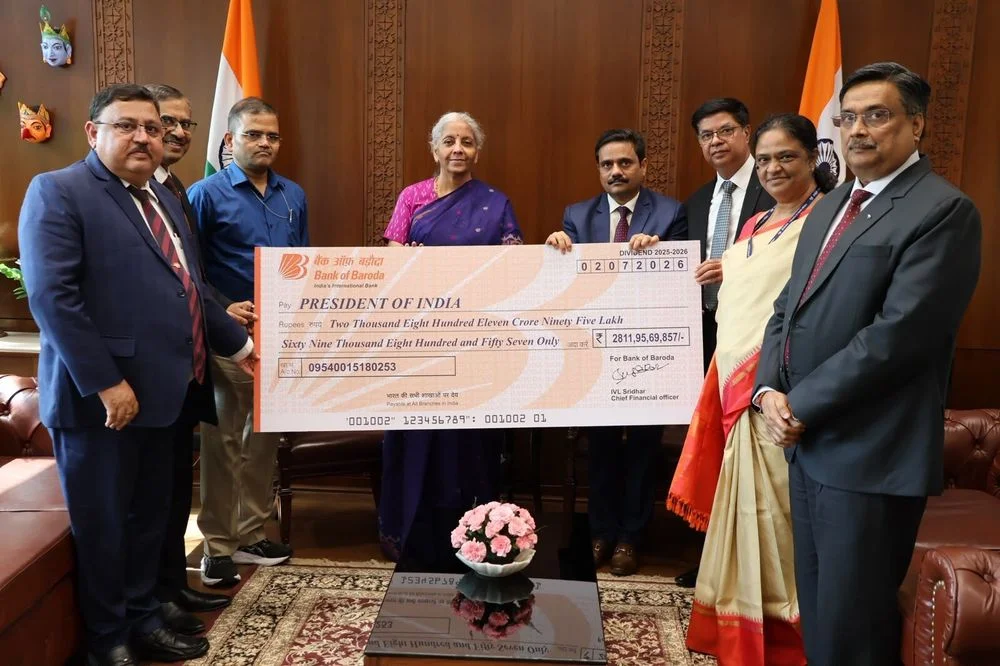 बैंक ऑफ़ बड़ौदा ने सरकार को दिया 2,811 करोड़ रुपये का लाभांश, वित्तमंत्री सीतारमण को सौंपा चेक