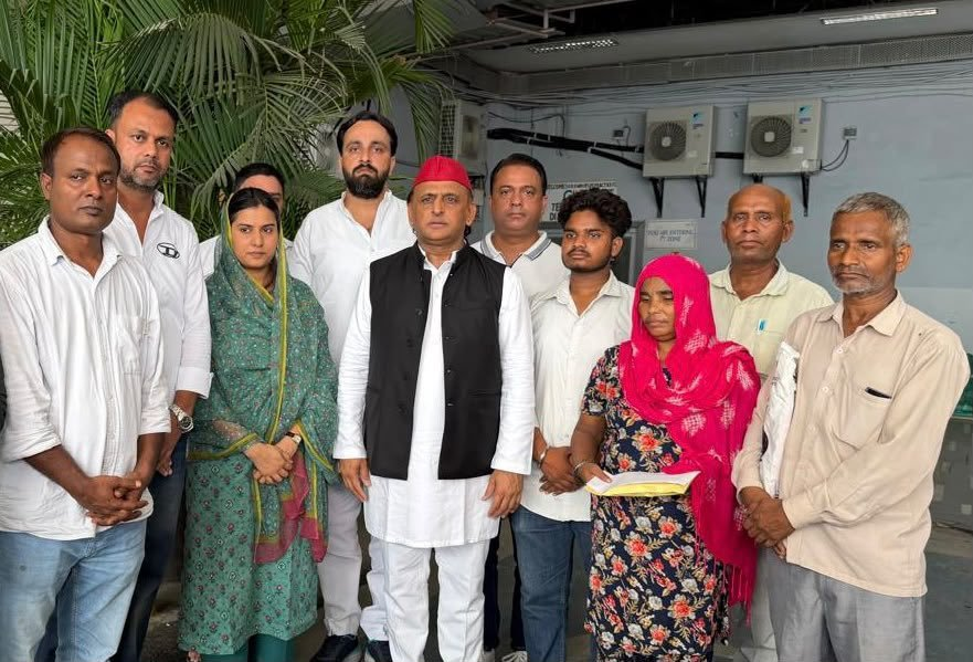 अखिलेश ने दलित छात्रा ललिता गौतम के परिजनों से की मुलाकात