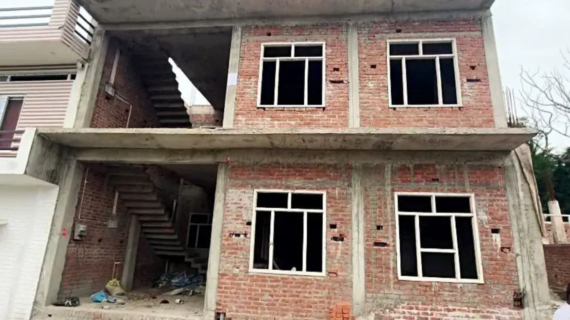 आरोपी लवकुश के निर्माणाधीन मकान पर सीलिंग की तैयारी, अंतिम नोटिस चस्पा