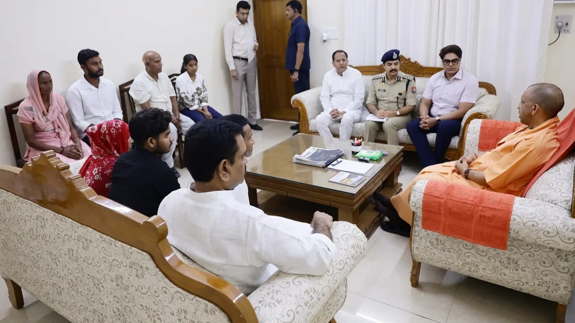 ललिता गौतम के परिजनों से मिले योगी, पांच लाख रुपये की सहायता का ऐलान