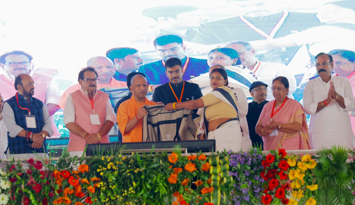 नकल माफियाओं की अब जगह सिर्फ जेल, बुंदेलखंड बनेगा देश का सबसे बड़ा औद्योगिक केंद्र: योगी