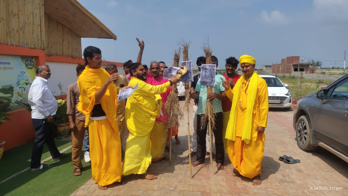 मथुरा में सांसद पप्पू यादव के विरोध में साधु-संतों का प्रदर्शन, पुतला दहन कर जताया आक्रोश