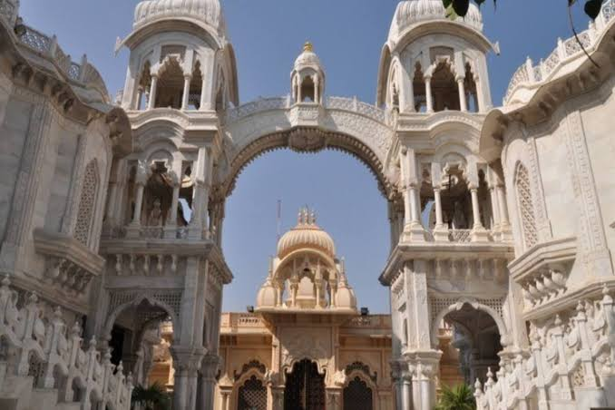 वृंदावन में इस्कॉन मंदिर में ड्रेस कोड लागू, अमर्यादित कपड़ों और फोटोग्राफी पर लगा प्रतिबंध