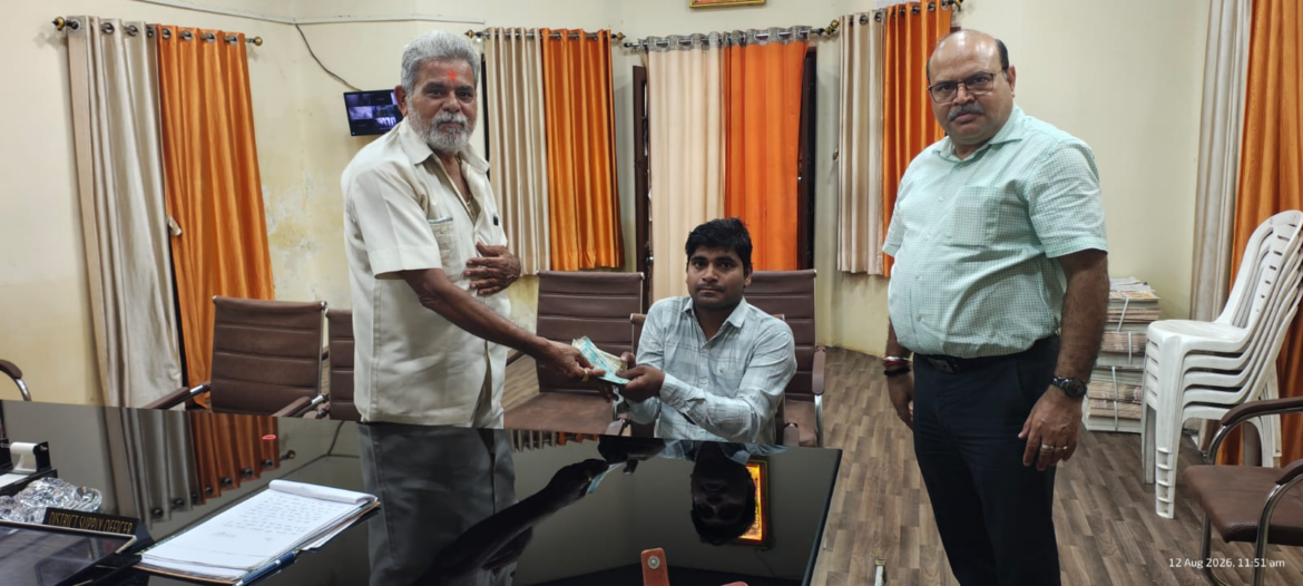 जनता दर्शन में पहुंचा दिव्यांग युवक , डीएम की पहल पर मिला तीन माह का बकाया वेतन