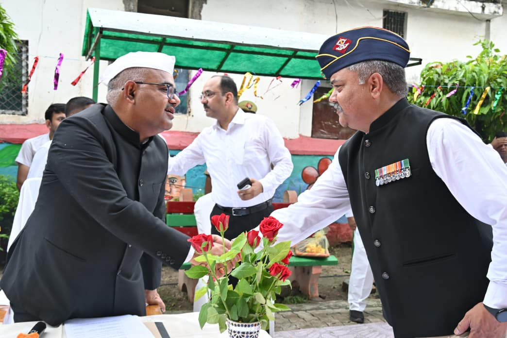 स्वतंत्रता दिवस पर जिलाधिकारी ने किया ध्वजारोहण, टीकाकरण कराने वाले अभिभावक सम्मानित