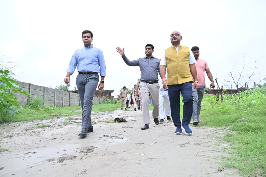 कानपुर में गंगा उफान पर,डीएम ने लिया जायजा