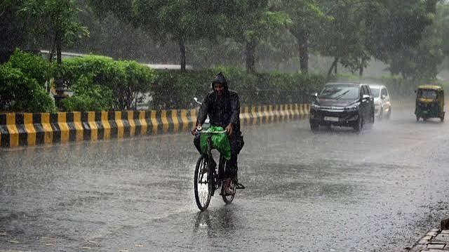 उत्तर प्रदेश में अगले चार दिन बारिश का दौर, कई जिलों में भारी से बहुत भारी बारिश का अलर्ट
