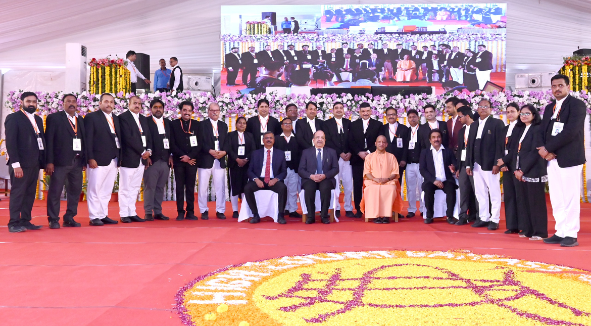 अधिवक्ताओं को सालाना पांच लाख तक कैशलेस मेडिकल इंश्योरेंस, चैंबर में फर्नीचर व उपकरण के लिए शासन करेगा सहयोगः योगी