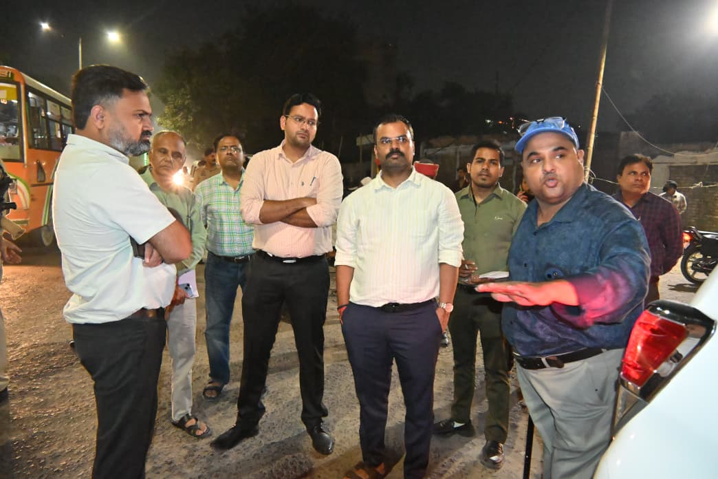 सड़क मरम्मत की रिपोर्ट और मौके की स्थिति में अंतर मिला तो नपेंगे जिम्मेदार अधिकारी:डीएम