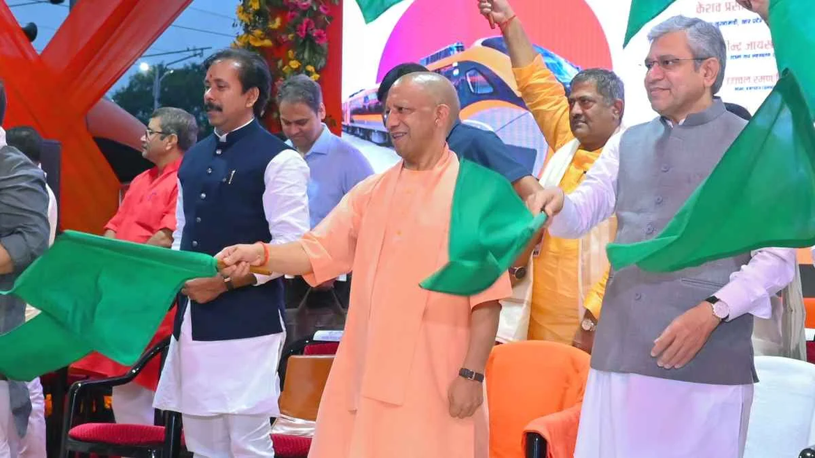 प्रधानमंत्री के नेतृत्व में देशवासी नए भारत का दर्शन कर रहे हैं, आधुनिक रेलवे नए भारत की पहचान: योगी